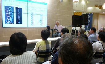 からくり箱やパズルの専門家による講演会の様子